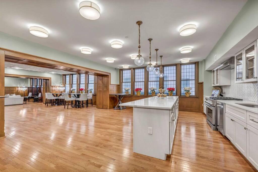 2Br Unit In The Heart Of Dt With View Of Playhouse Square, Pool & Gym Access- 305 Apartment Cleveland Bagian luar foto