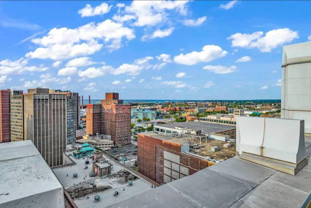 2Br Unit In The Heart Of Dt With View Of Playhouse Square, Pool & Gym Access- 305 Apartment Cleveland Bagian luar foto
