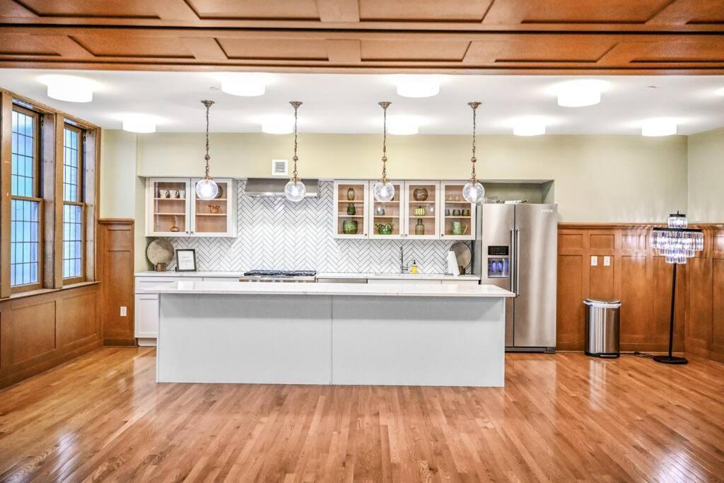 2Br Unit In The Heart Of Dt With View Of Playhouse Square, Pool & Gym Access- 305 Apartment Cleveland Bagian luar foto