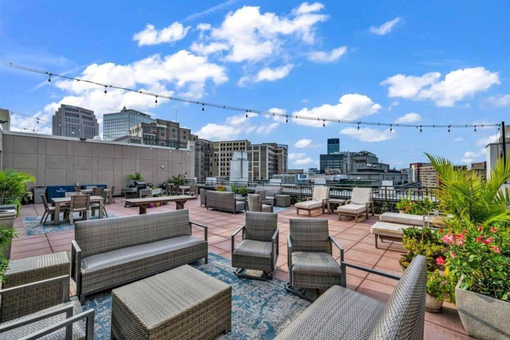 2Br Unit In The Heart Of Dt With View Of Playhouse Square, Pool & Gym Access- 305 Apartment Cleveland Bagian luar foto
