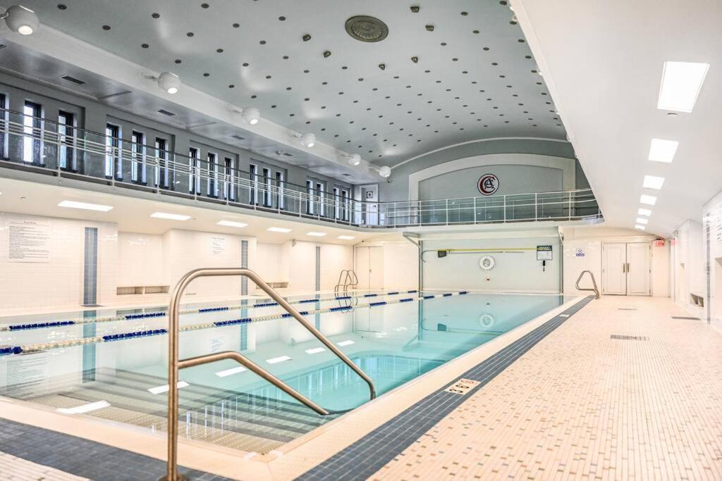 2Br Unit In The Heart Of Dt With View Of Playhouse Square, Pool & Gym Access- 305 Apartment Cleveland Bagian luar foto