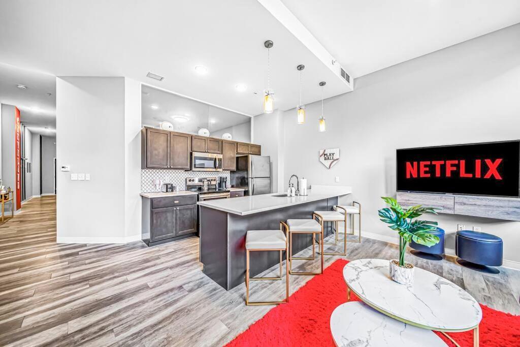 2Br Unit In The Heart Of Dt With View Of Playhouse Square, Pool & Gym Access- 305 Apartment Cleveland Bagian luar foto