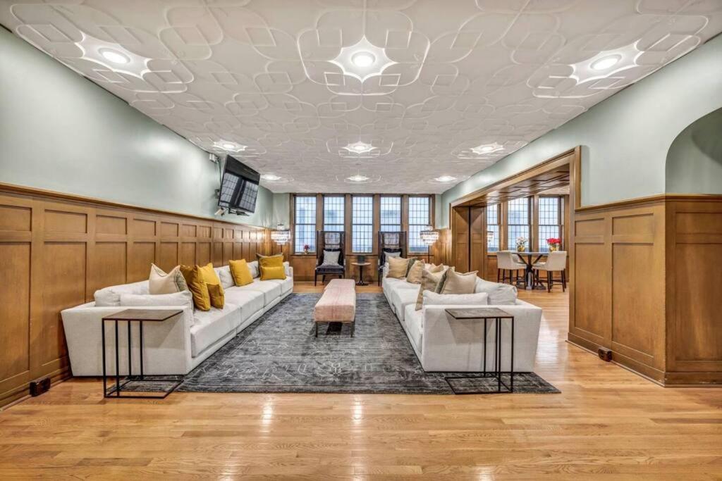 2Br Unit In The Heart Of Dt With View Of Playhouse Square, Pool & Gym Access- 305 Apartment Cleveland Bagian luar foto