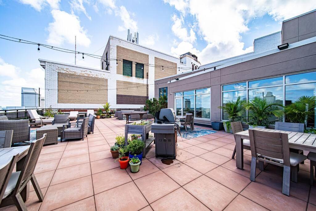 2Br Unit In The Heart Of Dt With View Of Playhouse Square, Pool & Gym Access- 305 Apartment Cleveland Bagian luar foto